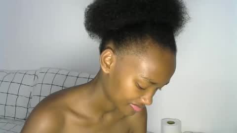 Snapshot of pretty_queennie chatting on 11/18/25, 07:35 Pretty doll online show from 11/18/25, 07:35