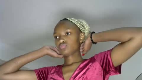 Snapshot of pretty_queennie chatting on 11/19/25, 07:36 Pretty doll online show from 11/19/25, 07:36