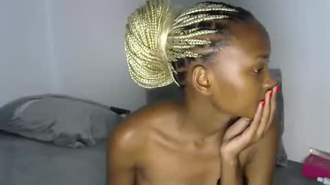 Snapshot of pretty_queennie chatting on 11/21/25, 08:40 Pretty doll online show from 11/21/25, 08:40