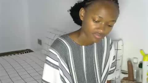 Snapshot of pretty_queennie chatting on 01/11/26, 11:37 Pretty doll online show from 01/11/26, 11:37