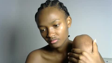 Snapshot of pretty_queennie chatting on 03/08/26, 01:58 Pretty doll online show from 03/08/26, 01:58