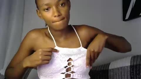 Snapshot of pretty_queennie chatting on 04/24/26, 01:19 Pretty doll online show from 04/24/26, 01:19