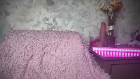 Snapshot of prettyaliceee chatting on 10/22/25, 04:13 Alice online show from 10/22/25, 04:13