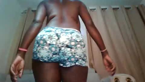 Snapshot of prettydulce chatting on 09/18/25, 02:35 prettydulce online show from 09/18/25, 02:35