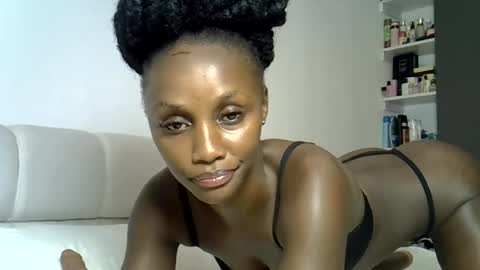 Snapshot of prettygee21 chatting on 06/17/26, 12:18 Pretty darkskin doll online show from 06/17/26, 12:18