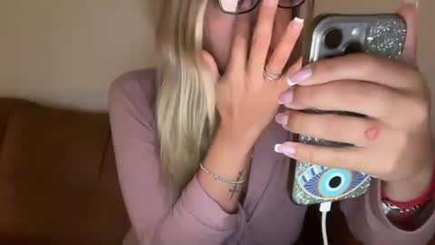 prettyyykittyyy22 online show from 09/21/25, 08:38