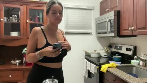 prettyyykittyyy22 online show from 11/17/25, 01:11