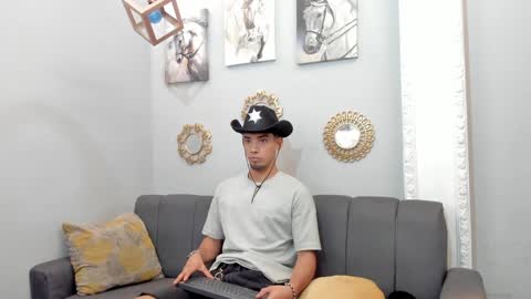 Snapshot of prince_arthur77 chatting on 02/06/25, 01:10 prince_arthur77 online show from 02/06/25, 01:10