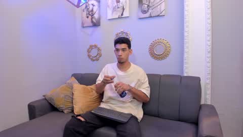 Snapshot of prince_arthur77 chatting on 02/07/25, 01:11 prince_arthur77 online show from 02/07/25, 01:11