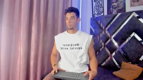Snapshot of prince_arthur77 chatting on 10/01/25, 01:39 prince_arthur77 online show from 10/01/25, 01:39