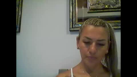 Snapshot of princesita2102 chatting on 04/15/26, 02:51 princesita2102 online show from 04/15/26, 02:51