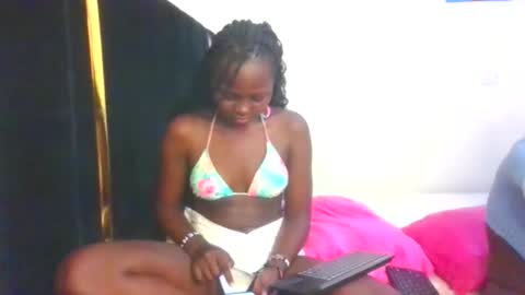 Snapshot of princess_bee1 chatting on 12/02/25, 06:52 princess online show from 12/02/25, 06:52