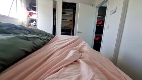 Public online show from 12/05/25, 06:15