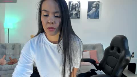 Pui Yeee  online show from 04/17/26, 02:09