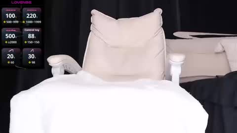 Snapshot of qianqian_ chatting on 10/08/25, 10:02 qianqian_ online show from 10/08/25, 10:02