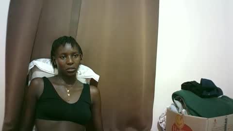 Snapshot of queen_0012 chatting on 04/25/26, 01:52 asher online show from 04/25/26, 01:52