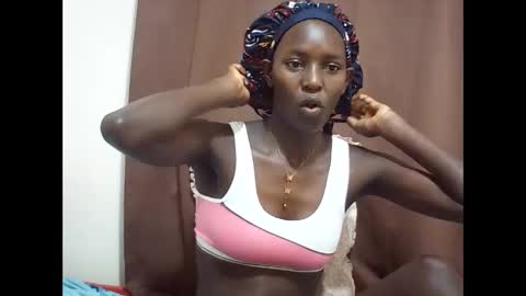 Snapshot of queen_0012 chatting on 06/08/26, 03:40 asher online show from 06/08/26, 03:40