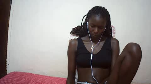 Snapshot of queen_0012 chatting on 06/29/26, 01:12 asher online show from 06/29/26, 01:12