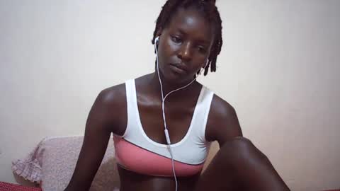 Snapshot of queen_0012 chatting on 07/12/26, 08:05 asher online show from 07/12/26, 08:05