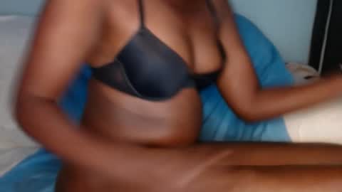 Snapshot of queen_12344 chatting on 03/04/25, 01:12 emmie online show from 03/04/25, 01:12