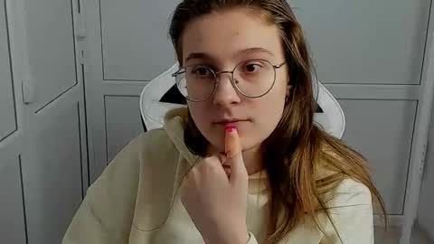 Amelie online show from 04/15/26, 07:15