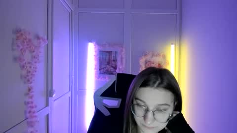 Snapshot of queen_amelie chatting on 04/26/26, 07:39 Amelie online show from 04/26/26, 07:39