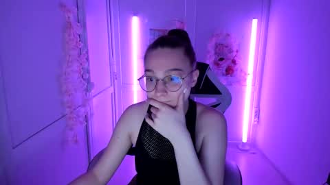 Snapshot of queen_amelie chatting on 05/22/26, 09:04 Amelie online show from 05/22/26, 09:04