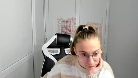 Snapshot of queen_amelie chatting on 05/29/26, 08:12 Amelie online show from 05/29/26, 08:12