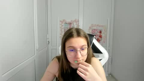 Snapshot of queen_amelie chatting on 06/06/26, 07:13 Amelie online show from 06/06/26, 07:13