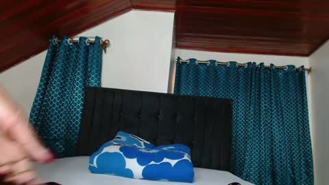 Queen armani online show from 02/06/25, 04:10