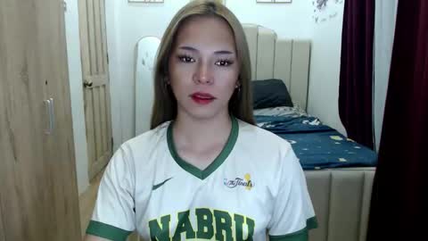 Snapshot of queen_heart0 chatting on 05/25/26, 12:05 shawny online show from 05/25/26, 12:05