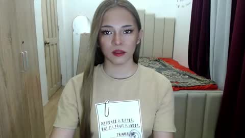 Snapshot of queen_heart0 chatting on 06/07/26, 02:27 shawny online show from 06/07/26, 02:27