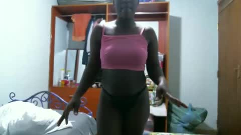 Snapshot of queen_mah chatting on 06/03/26, 05:43 Queen online show from 06/03/26, 05:43