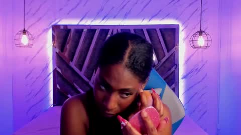 Snapshot of queen_perla_ chatting on 12/18/24, 05:31 online show from 12/18/24, 05:31