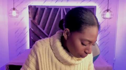 Snapshot of queen_perla_ chatting on 12/19/24, 12:01 online show from 12/19/24, 12:01