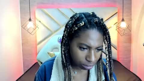 Snapshot of queen_perla_ chatting on 12/29/24, 02:00 online show from 12/29/24, 02:00