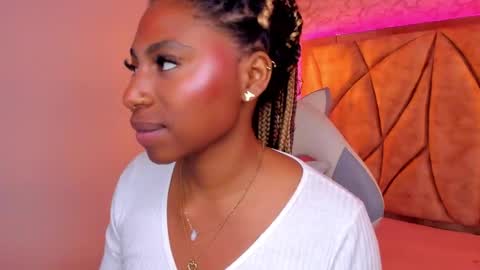 Snapshot of queen_perla_ chatting on 01/09/25, 02:29 online show from 01/09/25, 02:29