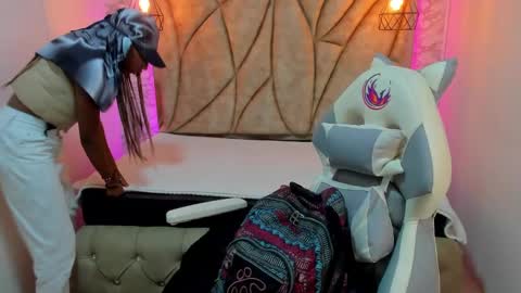 Snapshot of queen_perla_ chatting on 01/10/25, 11:22 online show from 01/10/25, 11:22