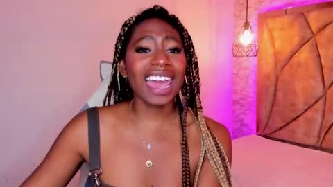 Snapshot of queen_perla_ chatting on 01/11/25, 02:25 online show from 01/11/25, 02:25