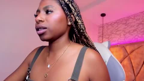 Snapshot of queen_perla_ chatting on 01/11/25, 05:29 online show from 01/11/25, 05:29