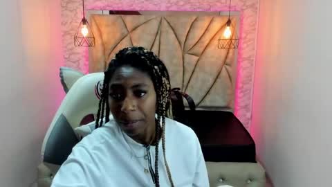 Snapshot of queen_perla_ chatting on 01/12/25, 02:30 online show from 01/12/25, 02:30
