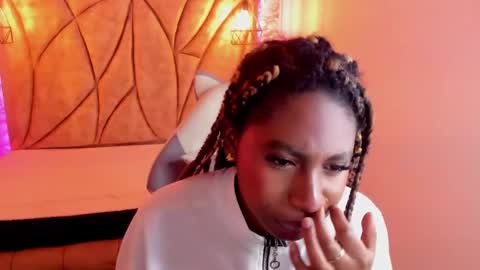 Snapshot of queen_perla_ chatting on 01/12/25, 05:33 online show from 01/12/25, 05:33