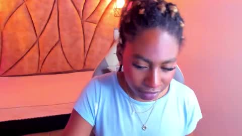 Snapshot of queen_perla_ chatting on 01/16/25, 02:41 online show from 01/16/25, 02:41