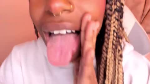 Snapshot of queen_perla_ chatting on 01/20/25, 02:57 online show from 01/20/25, 02:57