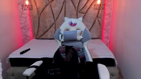 Snapshot of queen_perla_ chatting on 02/01/25, 11:54 online show from 02/01/25, 11:54