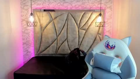 Snapshot of queen_perla_ chatting on 02/13/25, 12:00 online show from 02/13/25, 12:00