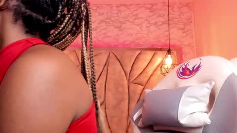 Snapshot of queen_perla_ chatting on 02/14/25, 06:29 online show from 02/14/25, 06:29