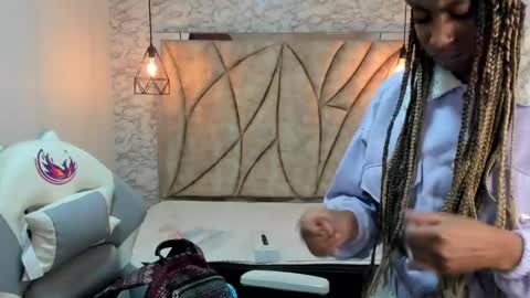 Snapshot of queen_perla_ chatting on 02/16/25, 12:54 online show from 02/16/25, 12:54
