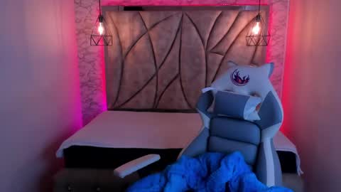 Snapshot of queen_perla_ chatting on 02/19/25, 12:00 online show from 02/19/25, 12:00