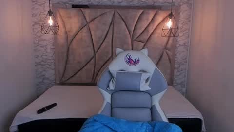 Snapshot of queen_perla_ chatting on 02/27/25, 12:02 online show from 02/27/25, 12:02